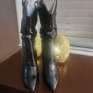 GUESS LEATHER BOOTS NEW IN BOX